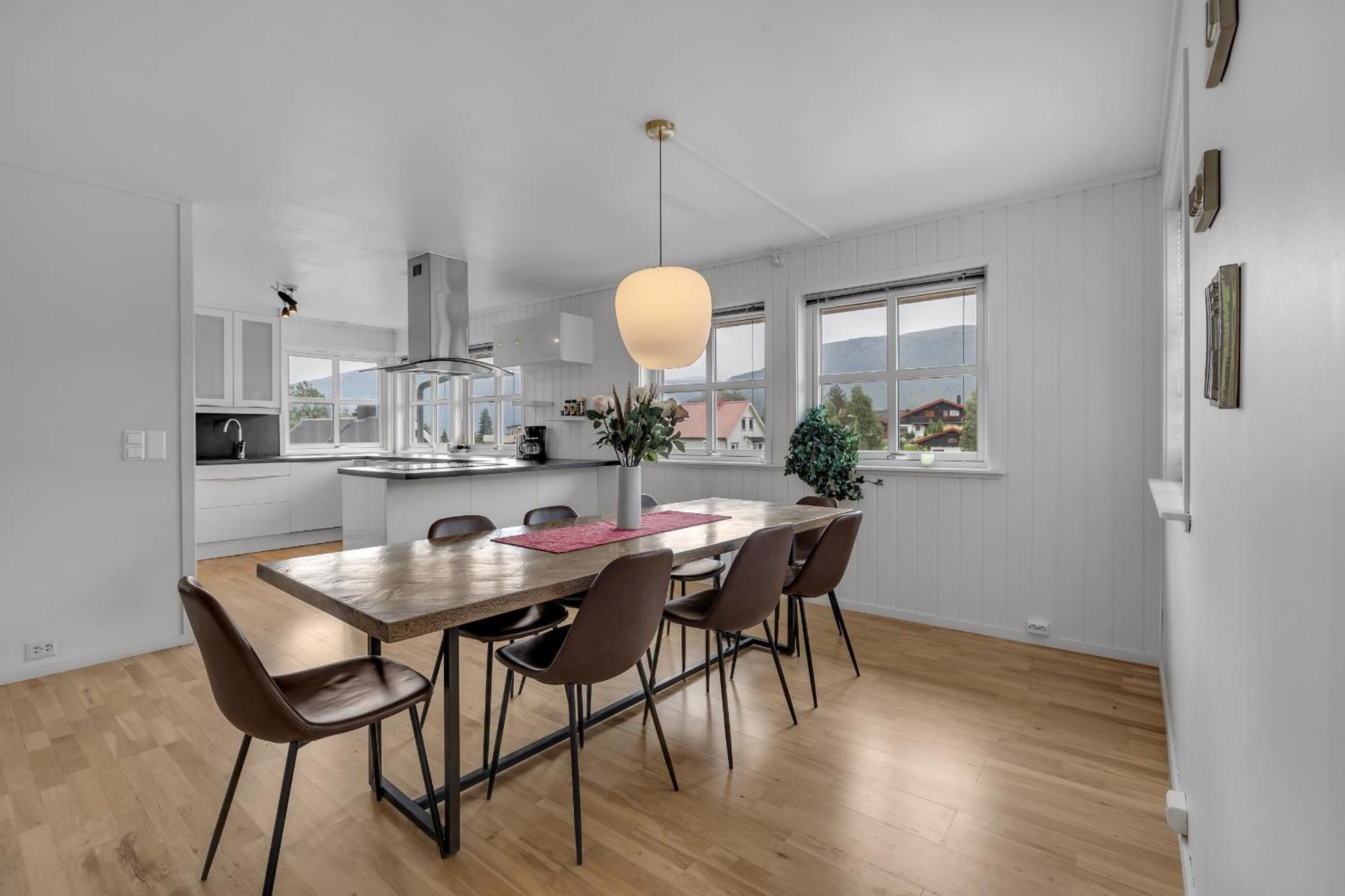 Central Large Modern House With A View トロムソ エクステリア 写真