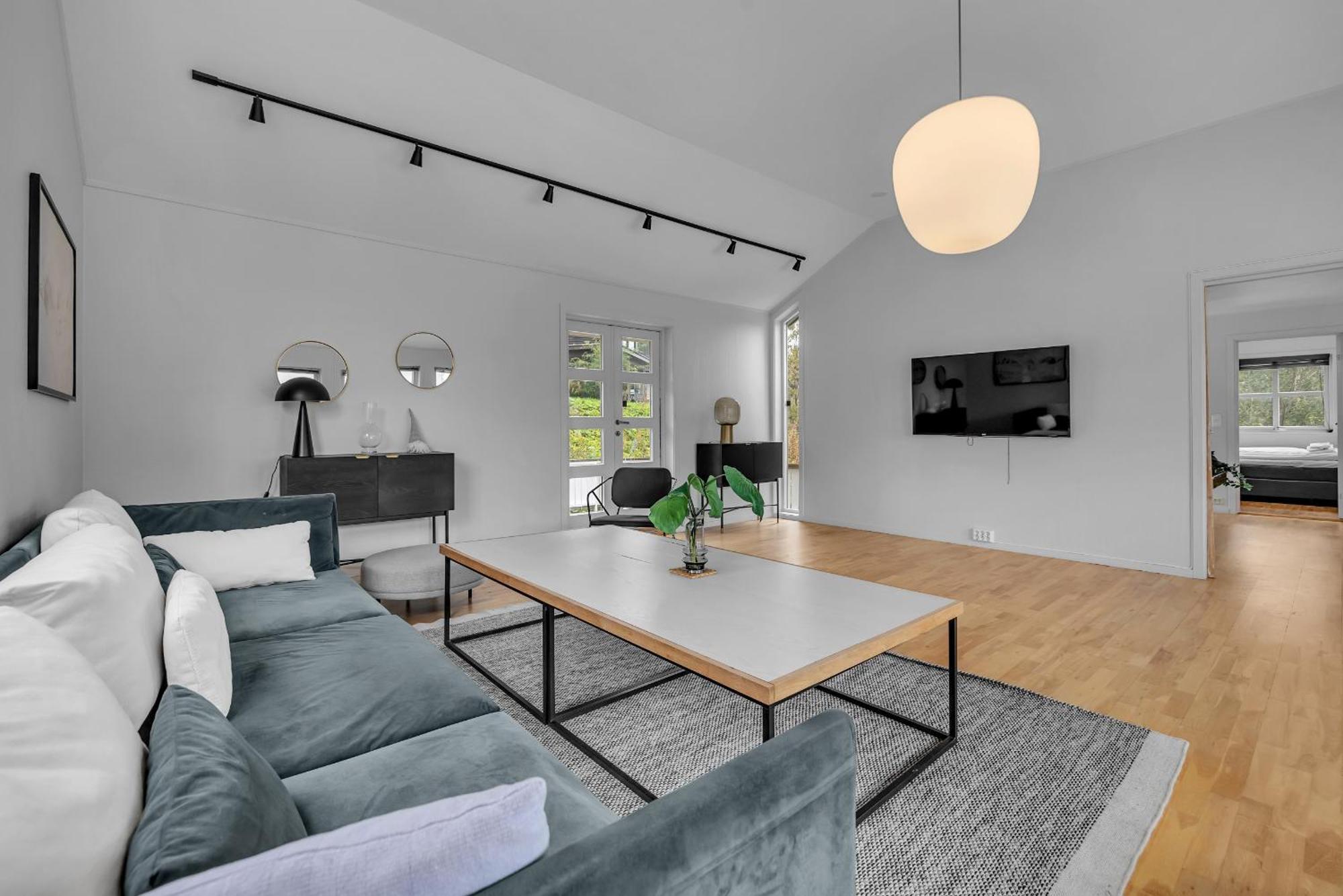 Central Large Modern House With A View トロムソ エクステリア 写真
