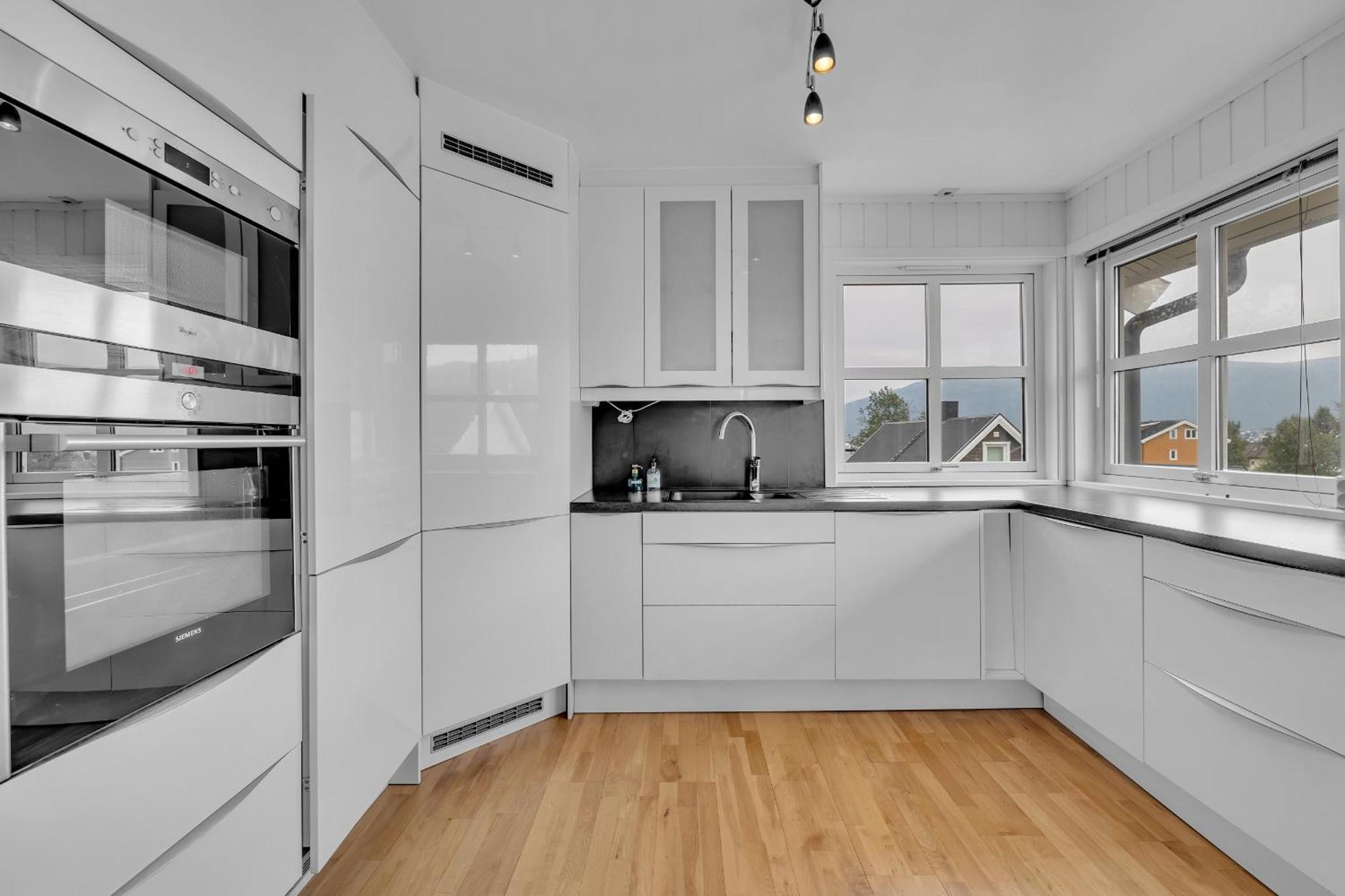 Central Large Modern House With A View トロムソ エクステリア 写真
